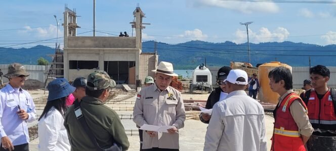 
					Anggota DPRD Nunukan, Andre Pratama dan Sadam Husein saat melakukan sidak proyek pembangunan prasarana Paras Perbatasan dengan anggaran Rp 9,7 miliar,