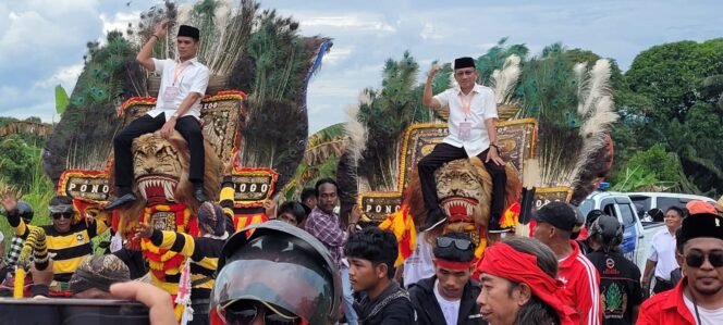 
					Arak arakan Reog dan sejumlah suku di Nunukan saat mengiringi pendaftaran IRAMA ke KPU Nunukan,