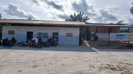 Gedung SMAN I Seimanggaris, yang merupakan hasil swadaya masyarakat. Kepala Desa menghibahkan lahan 1,5 ha untuk pembangunan SMA di Desa Sekaduyan Taka.