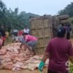 Truk pengangkut pupuk PT KHL terguling akibat as roda patah di tanjakan, Minggu (23/2/2025). Tiga korban dilarikan ke RSUD Malinau akibat insiden ini.