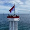 Para awak kapal KRI OWA -354 dan KRI AJAK-653, melakukan perawatan Suar Karang Unarang, 