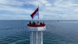 Para awak kapal KRI OWA -354 dan KRI AJAK-653, melakukan perawatan Suar Karang Unarang, 