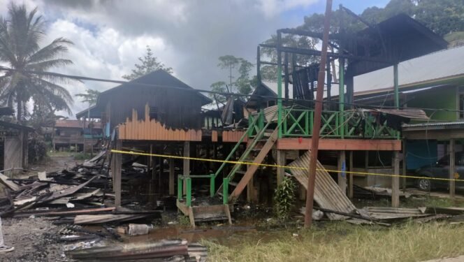 
					Gedung PMD sekaligus rumah singgah warga Desa Sanal yang dibakar oknum aparatur desa Sanal, Walod. Akibat peristiwa ini, 10 orang mengalami luka bakar, dua orang meninggal terdiri dari ibu dan anaknya.