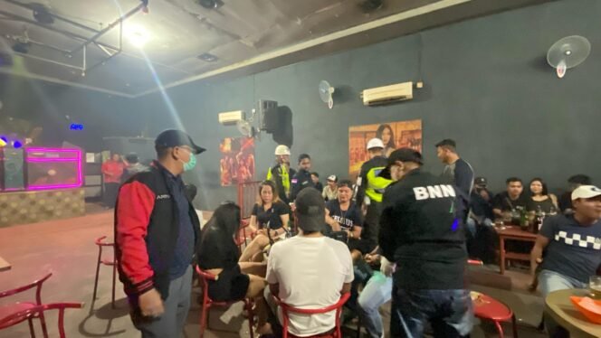 
					Pemeriksaan pengunjung THM Nunukan oleh BNNK. 9 orang terindikasi penyalahguna narkoba setelah tes urine,