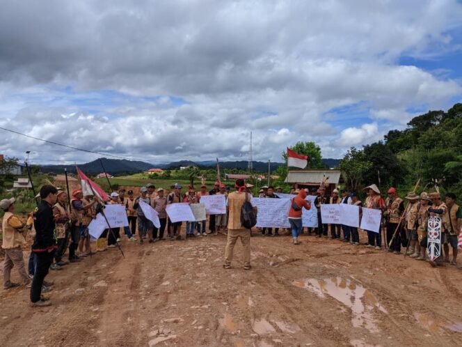 
					Aksi demonstrasi MHA Lundayeh Krayan, menuntut perhatian pemerintah RI agar mentas dari keterisoliran,