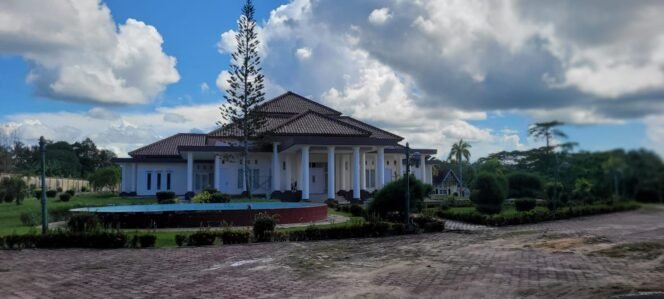 
					Guest House yang dibangun di areal eks Rujab Bupati Nunukan, di Sedadap, Nunukan Selatan. Pasca dirobohkan 2012, Nunukan tidak lagi memiliki Rumah Dinas Bupati,