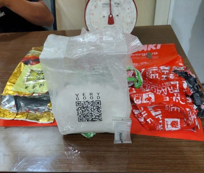
					Barang bukti 1 kg sabu yang diamankan dari warga Tarakan. Polisi mengamankan pelaku di perbatasan Sei Melayu - Sebatik, dan masih melakukan pengembangan perkara,