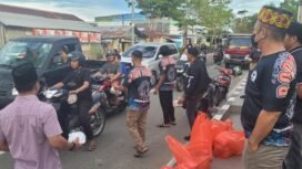 Aksi komunitas fitness Nunukan saat membagikan takjil di lampu merah pertigaan Pelabuhan Tunon Taka dan Bandara, di bawah monumen patung tani/selamat datang, Nunukan Timur, Selasa (25/3/2025).