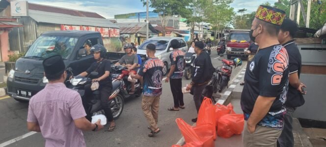 
					Aksi komunitas fitness Nunukan saat membagikan takjil di lampu merah pertigaan Pelabuhan Tunon Taka dan Bandara, di bawah monumen patung tani/selamat datang, Nunukan Timur, Selasa (25/3/2025).