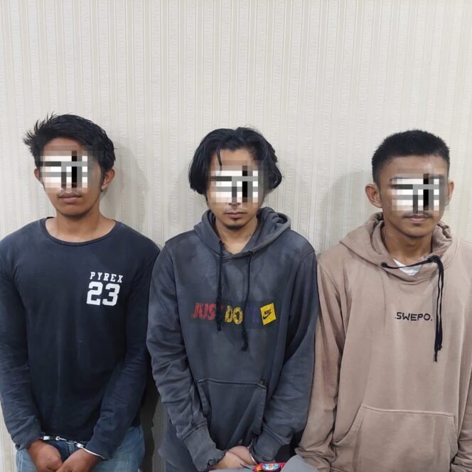 
					Tiga pemain narkoba yang diamankan Satreskoba Polres Nunukan dalam aksi penggerebekan di Sei Manurung, Sebatik,