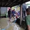 Aksi Disdamkar Nunukan menguras genangan air bekas banjir di rumah warga terdampak, Jumat (28/3/2025).