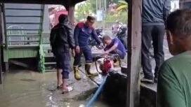 Aksi Disdamkar Nunukan menguras genangan air bekas banjir di rumah warga terdampak, Jumat (28/3/2025).
