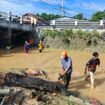 Petugas BPBD dan Disdamkar menyingkirkan batang pohon dan bangkai sapi yang menyumbat aliran sungai Pasar Baru. Seekor sapi warga tewas akibat banjir semalam suntuk, Jumat (28/3/2025) malam.