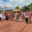 Demo masyarakat adat Krayan. Menuntut perhatian pemerintah atas keterisoliran dan kondisi jalan di Krayan,