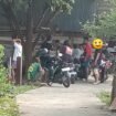 Foto dalam unggahan netizen Nunukan yang mengeluhkan aktifitas sabung ayam oleh anak anak di bawah umur. Lokasi tersebut berada di lorong masuk Gedung LVRI, dan foto diambil dari jarak tertentu, sehingga aktifitas sabung ayam yang dikeluhkan, tidak terlihat jelas,