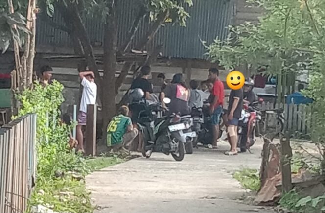 
					Foto dalam unggahan netizen Nunukan yang mengeluhkan aktifitas sabung ayam oleh anak anak di bawah umur. Lokasi tersebut berada di lorong masuk Gedung LVRI, dan foto diambil dari jarak tertentu, sehingga aktifitas sabung ayam yang dikeluhkan, tidak terlihat jelas,