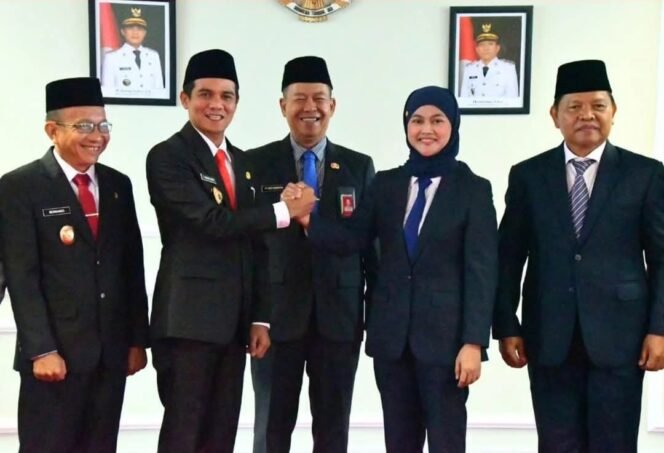 
					Serah Terima Jabatan dari Laura - Hanafiah ke Irwan Sabri - Hermanus di Gedung Pemkab Nunukan, Rabu (5/3/3035).