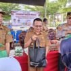 Wakil Bupati Nunukan, Hermanus, membagikan paket belanja saat meresmikan Gerakan Pangan Murah Murah di Alun Alun Nunukan,