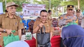 Wakil Bupati Nunukan, Hermanus, membagikan paket belanja saat meresmikan Gerakan Pangan Murah Murah di Alun Alun Nunukan,