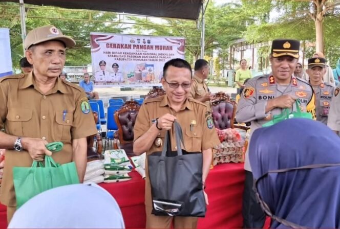 
					Wakil Bupati Nunukan, Hermanus, membagikan paket belanja saat meresmikan Gerakan Pangan Murah Murah di Alun Alun Nunukan,
