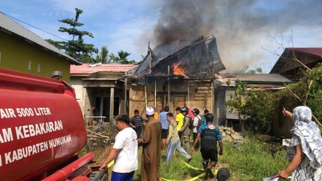 
					Diduga Korsleting Listrik, Sebuah Rumah di Pulau Sebatik Terbakar