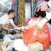 Wakil Bupati Nunukan, Hermanus, ikut terjun ke lapangan, membantu mengumpulkan sampah berserak, bersama petugas kebersihan. Ia berharap masyarakat sadar kebersihan dan menjaga lingkungan,