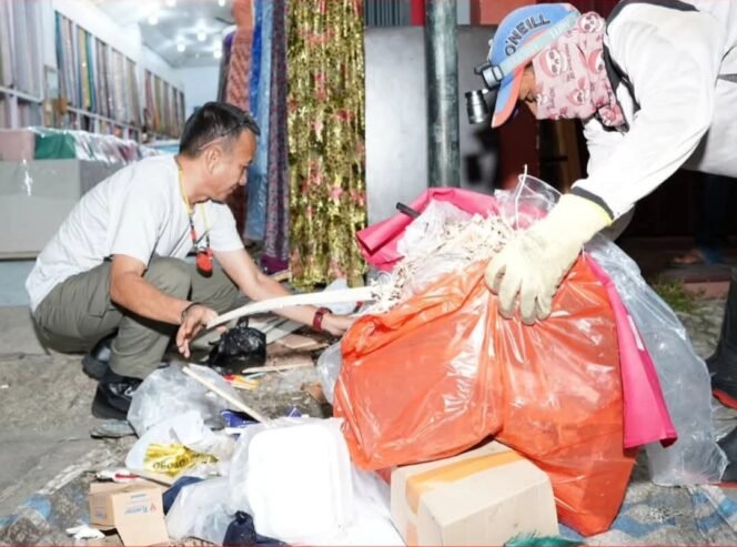 
					Wakil Bupati Nunukan, Hermanus, ikut terjun ke lapangan, membantu mengumpulkan sampah berserak, bersama petugas kebersihan. Ia berharap masyarakat sadar kebersihan dan menjaga lingkungan,