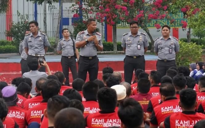 
					Kalapas Nunukan, Puang Dirham, saat memberikan arahan dan wejangan bagi para Napi,