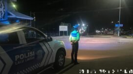 Petugas Satlantas Polres Nunukan memantau salah satu jalur rawan untuk balap liar di Jalan Antasari Baru,