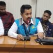 Manager PLN ULP Nunukan, Rendra (tengah) saat memberikan keterangan ketenaga listrikan di Ambalat 1 DPRD Nunukan, Senin (3/3/2025).