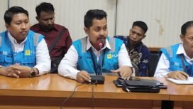 Manager PLN ULP Nunukan, Rendra (tengah) saat memberikan keterangan ketenaga listrikan di Ambalat 1 DPRD Nunukan, Senin (3/3/2025).