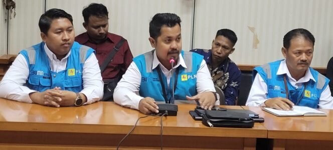 
					Manager PLN ULP Nunukan, Rendra (tengah) saat memberikan keterangan ketenaga listrikan di Ambalat 1 DPRD Nunukan, Senin (3/3/2025).