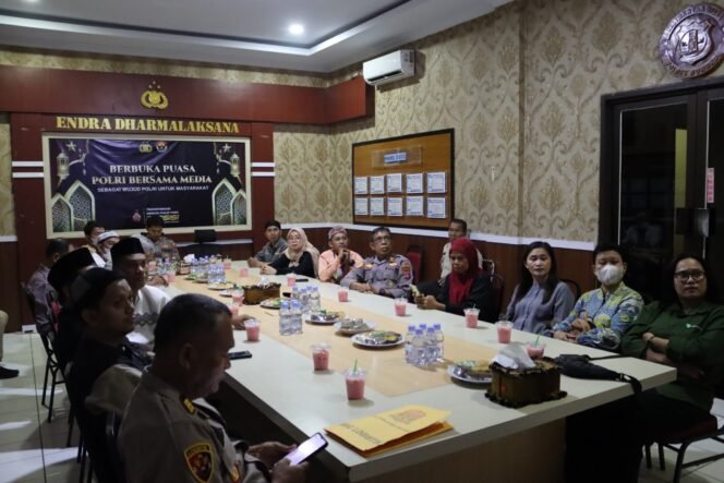
					Bukber Polisi dan Insan Pers Nunukan. Bukber Polisi dan awak media dilaksanakan serentak di seluruh Polres dan Polda se-Indonesia, sebagai implementasi perintah Kapolri Jenderal Pol Listyo Sigit Prabowo, untuk memperkuat sinergytas bersama para jurnalis. 