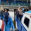 Polisi dan Petugas KSOP Nunukan, melakukan pemeriksaan dan olah TKP pasca insiden KM Malindo Ekspress menabrak tiang dermaga Pelabuhan Tunon Taka, Nunukan, Rabu (19/3/2025).