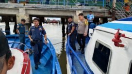 Polisi dan Petugas KSOP Nunukan, melakukan pemeriksaan dan olah TKP pasca insiden KM Malindo Ekspress menabrak tiang dermaga Pelabuhan Tunon Taka, Nunukan, Rabu (19/3/2025).