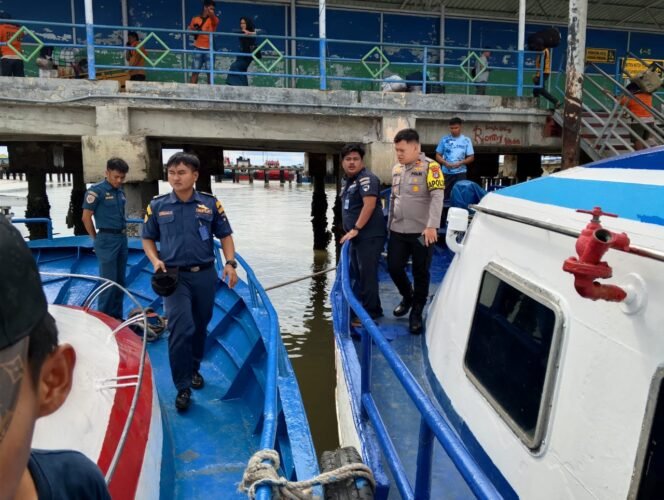 
					Polisi dan Petugas KSOP Nunukan, melakukan pemeriksaan dan olah TKP pasca insiden KM Malindo Ekspress menabrak tiang dermaga Pelabuhan Tunon Taka, Nunukan, Rabu (19/3/2025).