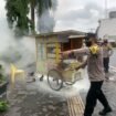 Aksi polisi bantu padamkan api yang menyembur dari kompor gas salah satu pedagang Bakpao di Alun Alun Nunukan,