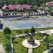Lapangan Apel Tribrata Mapolres Nunukan. Lahan tersebut difungsikan sebagai lokasi penitipan kendaraan bagi para pemudik,