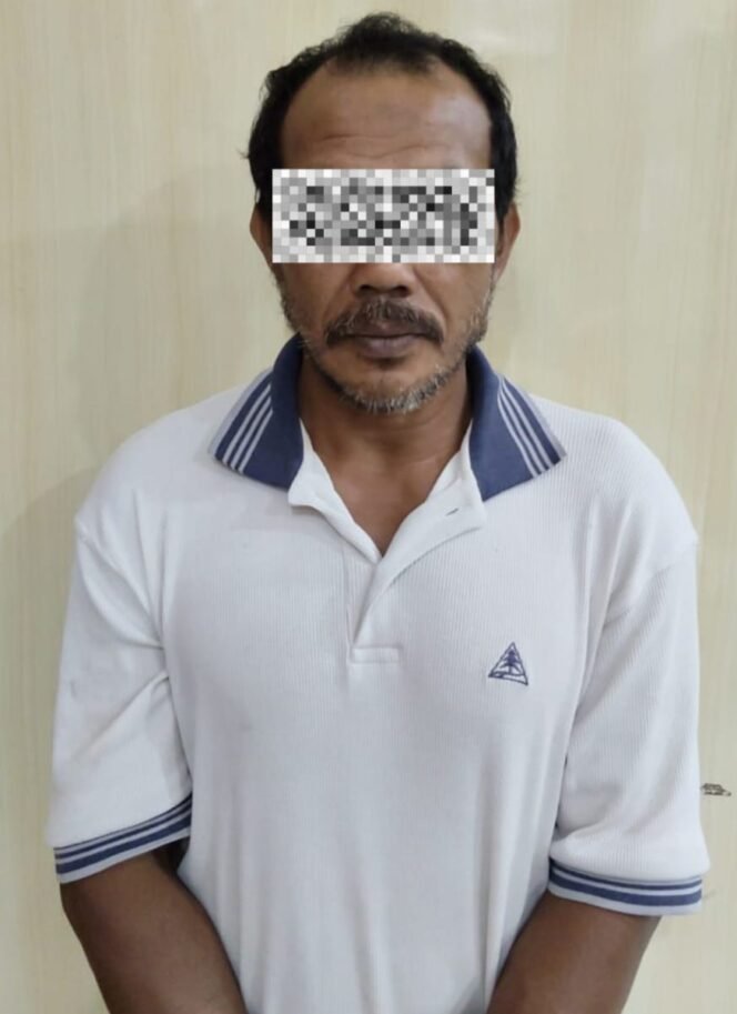 
					S (49), warga Jalan Kampung Enrekang, Rt. 011 Desa Binalawan, Sebatik Barat, saat diamankan polisi, Jumat (21/3/2025).