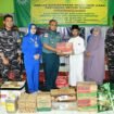 Komandan Pangkalan TNI Angkatan Laut Nunukan Letkol Laut (P) Primayantha Maulana Malik, saat menyerahkan bantuan Sembako kepada anak anak yatim di Panti Asuhan Aisiyah Ruhama,