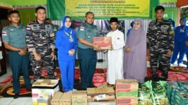 Komandan Pangkalan TNI Angkatan Laut Nunukan Letkol Laut (P) Primayantha Maulana Malik, saat menyerahkan bantuan Sembako kepada anak anak yatim di Panti Asuhan Aisiyah Ruhama,