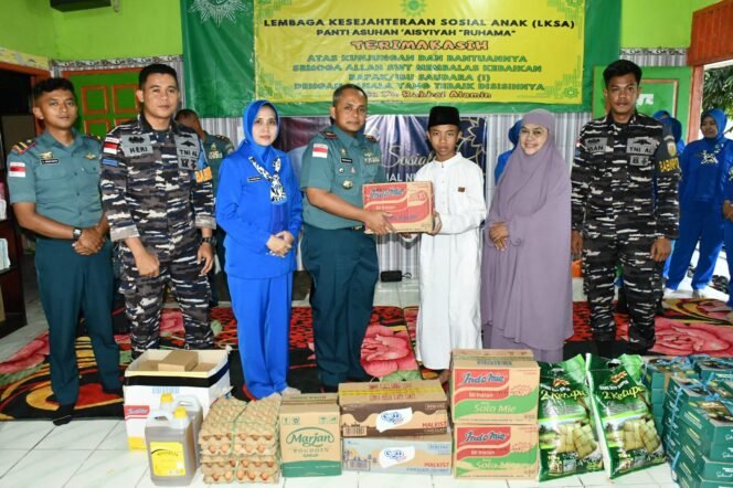 
					Komandan Pangkalan TNI Angkatan Laut Nunukan Letkol Laut (P) Primayantha Maulana Malik, saat menyerahkan bantuan Sembako kepada anak anak yatim di Panti Asuhan Aisiyah Ruhama,