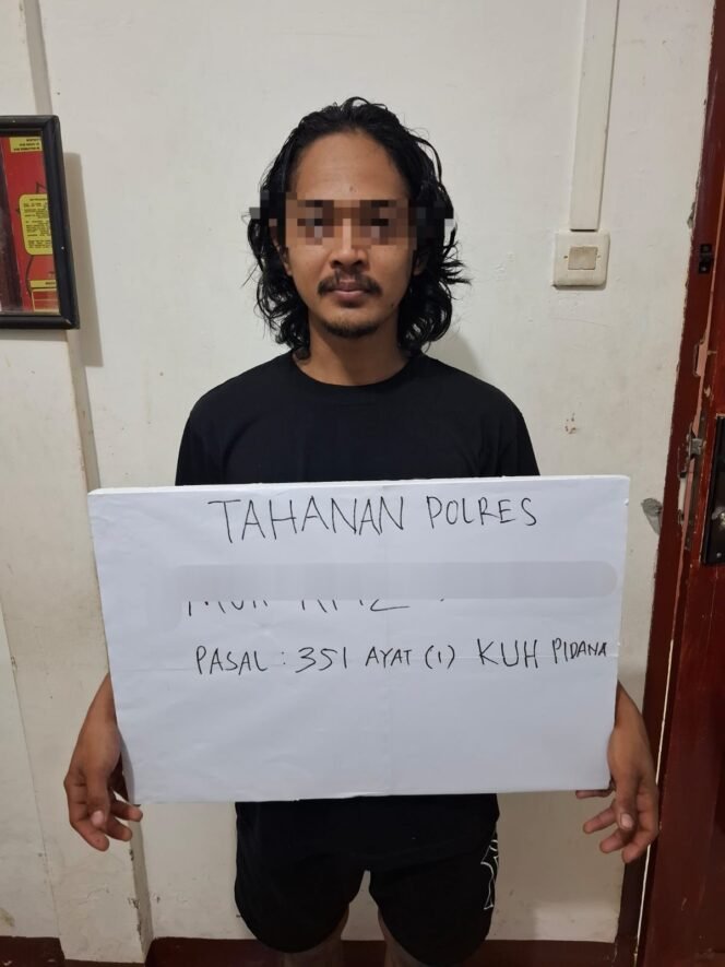 
					MA (24) pemuda mahasiswa pelaku penganiayaan kekasihnya di Pulau Sebatik, diamankan polisi. MA dijerat pasal 351 KUHP,