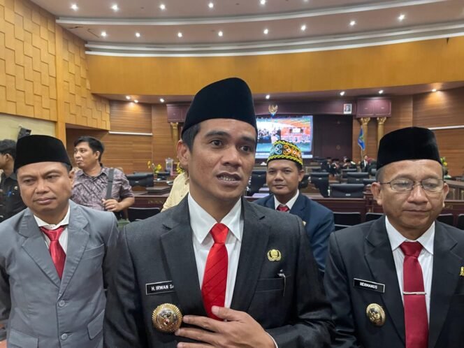 
					Bupati dan Wakil Bupati Nunukan, Irwan Sabri - Hermanus saat melayani wawancara wartawan pasca rapat paripurna pidato penyampaian visi misi di Gedung DPRD Nunukan, Rabu (5/3/2025).
