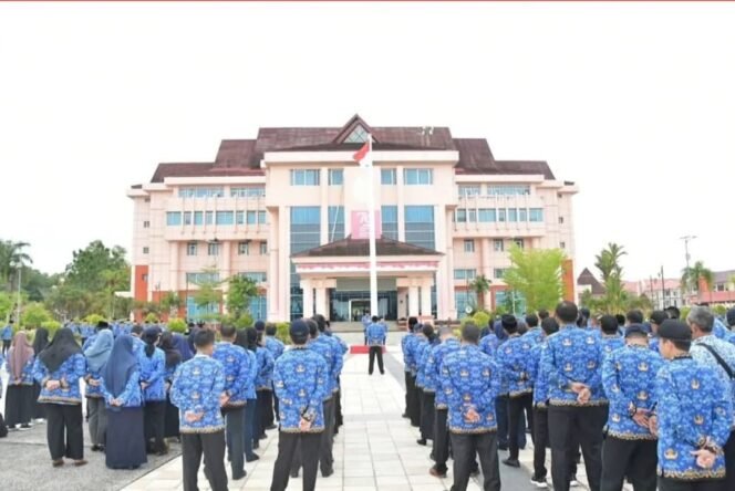 
					Ilustrasi : Sejumlah ASN Nunukan saat mengikuti upacara HUT KORPRI di halaman Gedung Pemkab Nunukan,