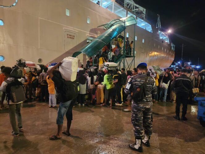 
					Aktifitas padat di pelabuhan Tunon Taka Nunukan, di musim mudik Lebaran 2025,