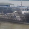 KM Malindo Ekspress mengalami kendala tekhnis saat hendak bersandar di Pelabuhan Tunon Taka. Akibatnya, kapal susah berhenti dan masuk sebagian ke kolong dermaga. Terlihat kapal berasap karena tak bisa mundur.