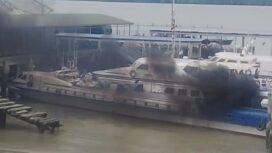 KM Malindo Ekspress mengalami kendala tekhnis saat hendak bersandar di Pelabuhan Tunon Taka. Akibatnya, kapal susah berhenti dan masuk sebagian ke kolong dermaga. Terlihat kapal berasap karena tak bisa mundur.