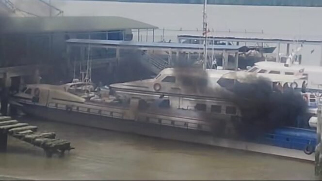 
					KM Malindo Ekspress mengalami kendala tekhnis saat hendak bersandar di Pelabuhan Tunon Taka. Akibatnya, kapal susah berhenti dan masuk sebagian ke kolong dermaga. Terlihat kapal berasap karena tak bisa mundur.