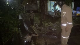 Sejumlah polisi melakukan pencarian warga yang jatuh ke parit dan hanyut terbawa arus, Jumat (28/3/2025) malam.